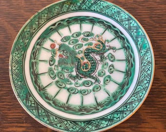 Vintage PCT Japanse porseleinen schaal - met de hand gedecoreerd Hong Kong - groene famille verte draak met gouden manen - 3" trinketkom halverwege de eeuw