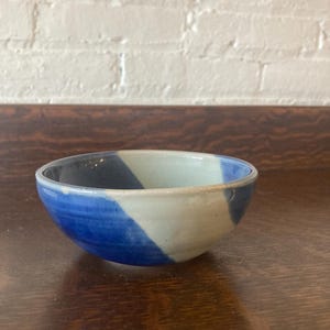 Bol de cerámica de estudio MARY STEWART firmado por la artista - Gres azul y verde de 8,9 cm (3,5 pulgadas), hecho a mano.
