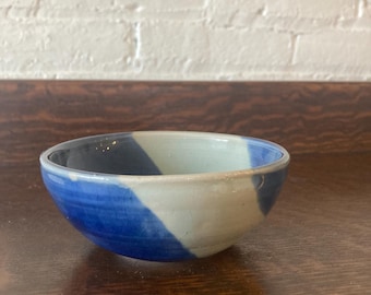 Bol de cerámica de estudio MARY STEWART firmado por la artista - Gres azul y verde de 8,9 cm (3,5 pulgadas), hecho a mano.