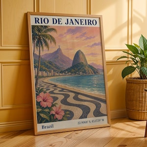 Può includere: Un poster da viaggio verticale incorniciato con un'illustrazione panoramica di Rio de Janeiro, Brasile. L'opera mostra l'iconico lungomare con piastrelle ondulate bianche e nere, fiori di ibisco rosa, una palma, l'oceano e il Pan di Zucchero.