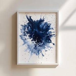 Peut inclure: Impression d'art abstrait représentant une explosion dynamique de peinture bleu marine sur fond blanc. L'œuvre est encadrée dans un cadre en bois gris clair, créant une esthétique moderne. Les éclaboussures de peinture créent un effet de mouvement.