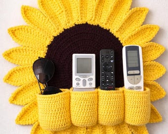 Organizador de pared colgante de girasol hecho a mano con ganchillo.