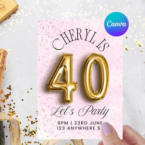 Puede incluir: Una invitación de fiesta rosa con texto dorado "CHERYL IS 40 Let's Party". La invitación es sostenida por una mano, y está rodeada por una botella de champán, una caja de regalo y confeti dorado. La invitación es para un 40 cumpleaños.