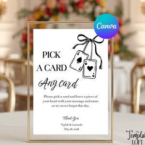 Könnte beinhalten: Ein weißes Schild mit schwarzem Text, der lautet: „Pick a Card, Any Card“. Das Schild enthält eine Zeichnung von zwei Spielkarten und eine Bitte an die Gäste, eine Nachricht zu hinterlassen. Das Schild befindet sich in einem goldenen Rahmen.