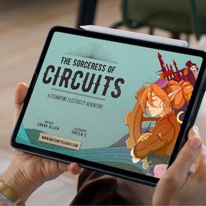Puede incluir: Una tableta muestra la portada de "The Sorceress of Circuits", una aventura steampunk. La ilustración presenta un personaje con cabello naranja y gafas, un engranaje grande y el texto "A Steampunk Electricity Adventure."