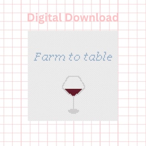 Könnte beinhalten: Kreuzstich-Design mit den Worten "Farm to table" und einem Weinglas mit Rotwein. Die Worte "Digital Download" stehen über dem Design. Der Hintergrund ist ein rosa Gitter.
