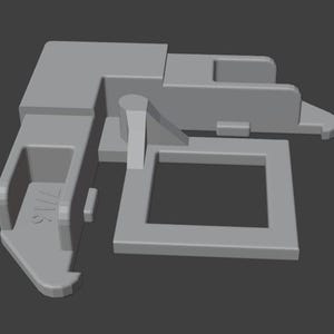 Può includere: Un componente in plastica grigia stampato in 3D con un design angolare. Presenta un telaio rettangolare, una sezione dentellata e il numero "716" in rilievo su un lato. L'oggetto è progettato per una specifica funzione meccanica.
