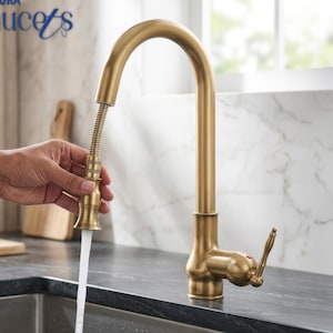 Antyczny mosiężny wyciągany kran kuchenny, zabytkowy złoty kran do zlewu