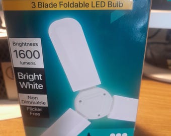 Bombilla LED plegable de tres aspas, superbrillante y ajustable hasta 1600 lúmenes.