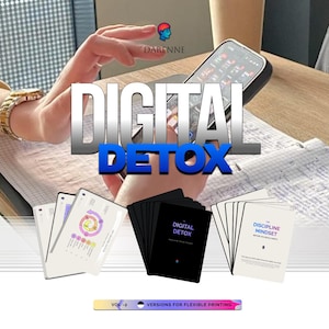 Op de afbeelding: Een set Digital Detox kaarten met witte en zwarte decks met tekst waaronder Digital Detox en The Discipline Mindset. De kaarten worden getoond naast een smartphone en een Darenne logo, met een Vol-2 label voor flexibel printen.