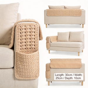 Pode incluir: Organizador de apoio de braço de sofá de crochê bege com bolso. O organizador é mostrado em um sofá bege. A imagem também mostra uma capa de apoio de braço e uma capa de encosto. Texto: Comprimento: 30 cm / Largura: 25 cm / Profundidade: 10 cm.