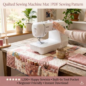 Puede incluir: Una máquina de coser Brother blanca está sobre una mesa de madera, con una estera estampada floralmente y bolsillos para herramientas. La estera tiene un diseño de patchwork rosa y crema. El texto dice "Quilted Sewing Machine Mat | PDF Sewing Pattern".