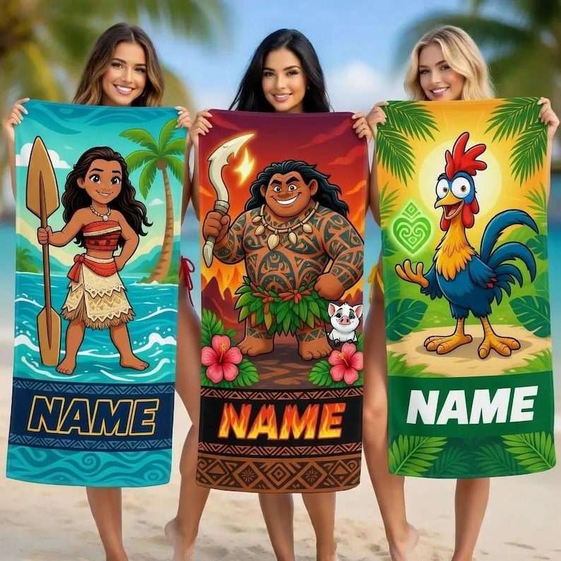 Op de afbeelding: Drie strandlakens met stripfiguren. E&eacute;n handdoek heeft een personage met een peddel, een andere een personage met tatoeages en de derde een haan. Elke handdoek heeft het woord "NAME" onderaan.