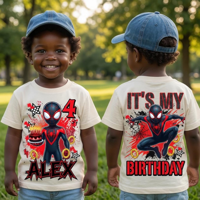 Peut inclure: Un t-shirt couleur cr&egrave;me avec un graphisme repr&eacute;sentant un super-h&eacute;ros noir et rouge, le chiffre 4, un g&acirc;teau d'anniversaire et le pr&eacute;nom Alex devant, avec le texte It's My Birthday et un super-h&eacute;ros bondissant au dos.