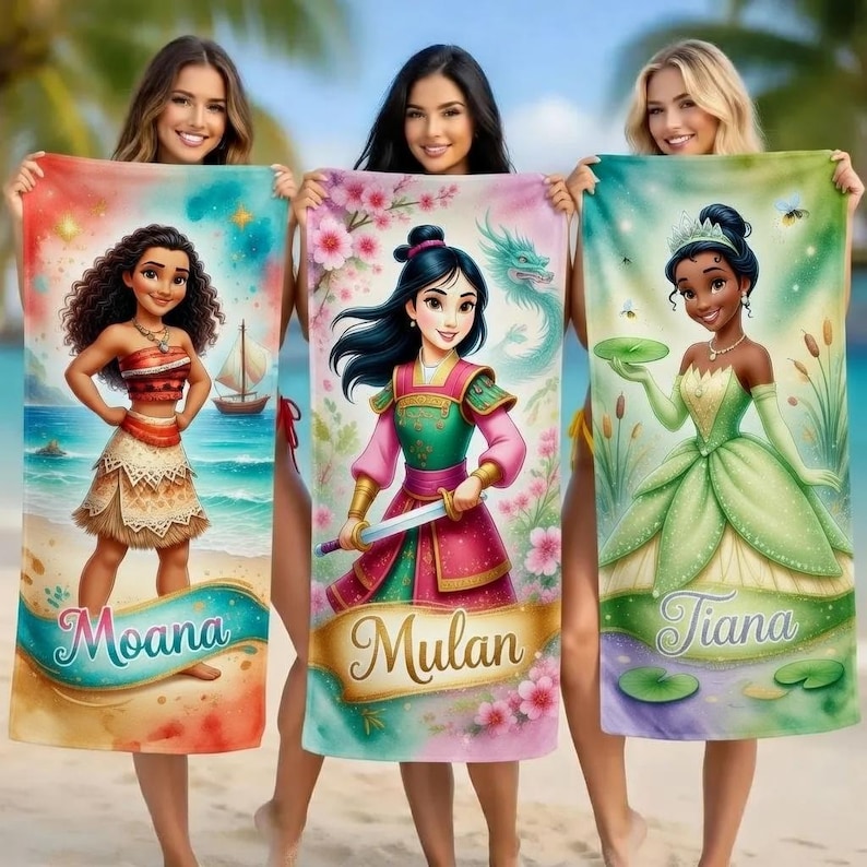 Pu&ograve; includere: Tre teli da mare con i personaggi dei cartoni animati Moana, Mulan e Tiana. L'asciugamano di Moana ha una scena sulla spiaggia con una barca a vela. L'asciugamano di Mulan ha un drago e dei fiori. L'asciugamano di Tiana ha una scena di stagno con le api. Ogni asciugamano ha il nome del personaggio.