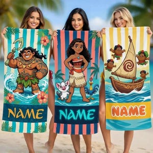 K&ouml;nnte beinhalten: Drei Strandt&uuml;cher mit Zeichentrickfiguren aus einem beliebten Animationsfilm. Jedes Handtuch hat ein anderes Design, darunter eine Figur, die einen Haken h&auml;lt, ein M&auml;dchen mit einem Schwein und ein Boot mit Figuren. Jedes Handtuch hat unten das Wort "NAME".
