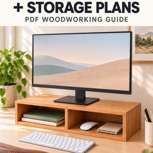 Puede incluir: Un soporte de madera para monitor con dos compartimentos de almacenamiento abiertos, con un monitor de computadora encima. El texto dice COZYWOODPLANS MONITOR RISER + STORAGE PLANS PDF WOODWORKING GUIDE y DIGITAL DOWNLOAD NO PHYSICAL ITEM.