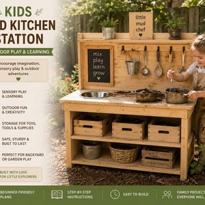 Puede incluir: Una estación de cocina de barro de madera para niños con una pizarra que dice "mix play learn grow". La estación incluye un fregadero, contenedores de almacenamiento y utensilios colgantes. Un niño pequeño está jugando con la cocina.