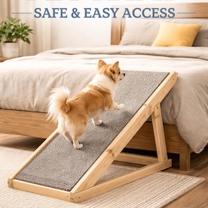 Puede incluir: Un perro pequeño sube por una rampa de madera para mascotas con una superficie alfombrada gris. La rampa está colocada junto a una cama. El texto en la parte superior dice "DIY PET RAMP SAFE & EASY ACCESS."