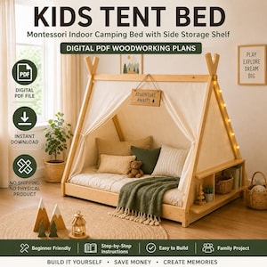 Puede incluir: Una cama con forma de tienda de campaña para niños de madera con una estantería lateral. La cama tiene una estructura en forma de tipi con un dosel blanco, almohadas y una manta verde. El texto "KIDS TENT BED" y "ADVENTURE AWAITS" son visibles.