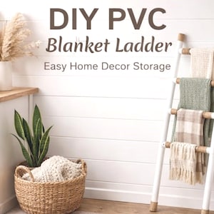 Puede incluir: Una escalera para mantas de PVC blanco con tres mantas colgadas en los peldaños. Las mantas son crema, verdes y a cuadros. La escalera está apoyada contra una pared blanca de tablillas. El texto "DIY PVC Blanket Ladder" está en la parte superior.