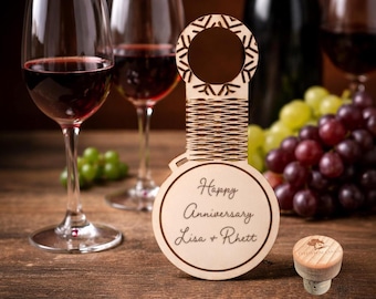 Etiqueta de vino de madera personalizada cortada con láser, con tapón grabado a medida. Regalo ideal.