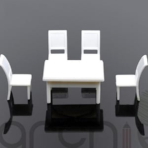 Könnte beinhalten: Ein Miniatur-Esszimmer-Set in Weiß, bestehend aus einem rechteckigen Tisch und drei Stühlen. Die Stühle haben ein schlichtes, modernes Design mit geschwungener Rückenlehne. Das Set besteht aus einem festen, undurchsichtigen Material, geeignet für Puppenhäuser oder Modellbau-Ausstellungen.