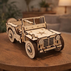 Può includere: Un modello in legno di una jeep militare vintage. Il modello è realizzato in legno chiaro con intricati dettagli tagliati al laser, tra cui un'emblema a stella sul cofano e una ruota di scorta. La jeep ha una griglia anteriore e fari dettagliati.