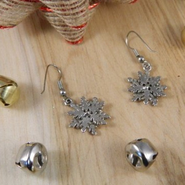 Vintage Snowflake Earrings, Snowflake Holiday Hook Earrings, Silver Christmas Jewelry, Vintage Christmas Earrings, Snowflake Hooks