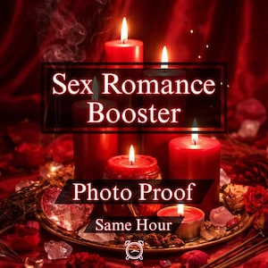 Pode incluir: Imagem rom&acirc;ntica com v&aacute;rias velas vermelhas acesas em uma bandeja decorativa. O texto "Sex Romance Booster", "Photo Proof" e "Same Hour" &eacute; exibido. O fundo &eacute; vermelho intenso, criando um ambiente acolhedor.