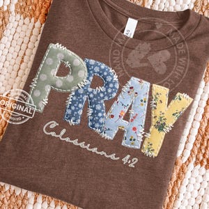 Be tyg lapptäcke blommig kristen PNG, bibelvers skjortdesign, preppy tro Cottagecore text