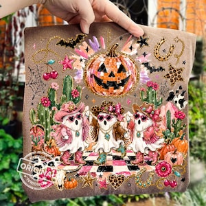 Può includere: Un cuscino quadrato marrone con un design a tema Halloween. Il design include tre figure di fantasmi con cappelli e stivali da cowboy, una zucca a sfera da discoteca, cactus e altri elementi festivi. Il cuscino ha un bordo decorativo con vari abbellimenti.