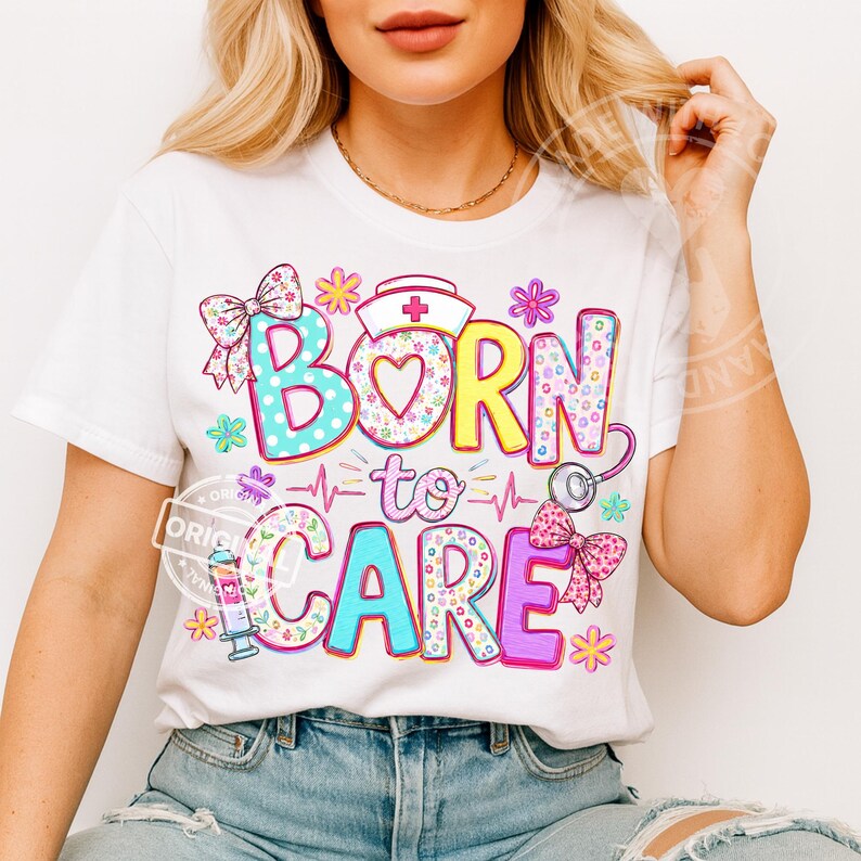 K&ouml;nnte beinhalten: Wei&szlig;es T-Shirt mit dem farbenfrohen Schriftzug "BORN to CARE". Das Design beinhaltet eine Krankenschwesterm&uuml;tze, ein Stethoskop und florale Elemente. Ein fr&ouml;hliches Oberteil f&uuml;r Angeh&ouml;rige der Gesundheitsberufe.