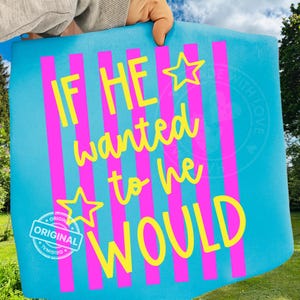 Peut inclure: Panneau turquoise avec des rayures roses verticales et le texte "IF HE wanted to he WOULD" en jaune. Le panneau comporte &eacute;galement deux &eacute;toiles jaunes et un tampon circulaire "ORIGINAL".