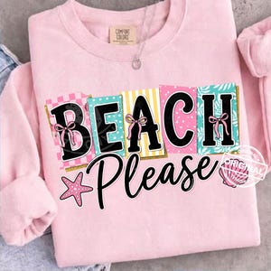 Puede incluir: Sudadera rosa claro con la frase "BEACH Please" en un diseño colorido. La palabra "BEACH" está en bloques individuales con diferentes patrones y colores. También se incluye una estrella de mar y una concha.