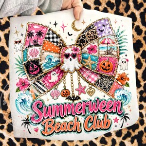Op de afbeelding: Een wit decoratief kussen met een groot, kleurrijk strikdesign met patchworkpatronen. De strik bevat strand- en Halloween-thema's, zoals palmbomen, pompoenen en geesten. De tekst "Summerween Beach Club" wordt weergegeven in een levendig lettertype.