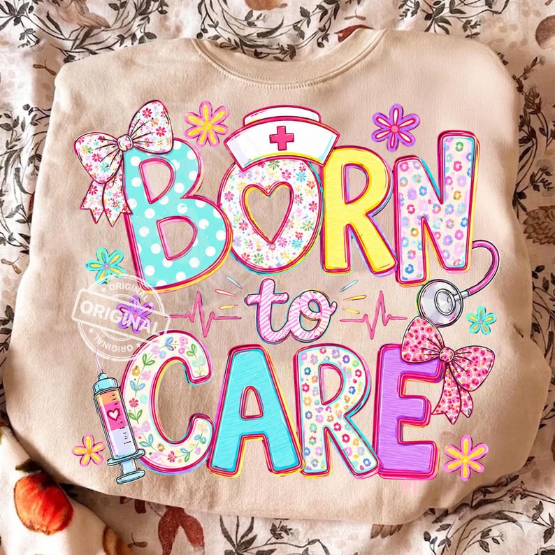 K&ouml;nnte beinhalten: Beiges Sweatshirt mit dem Schriftzug "BORN to CARE" in farbenfrohen, verspielten Buchstaben. Das Design umfasst eine Krankenschwesterm&uuml;tze, ein Stethoskop, Schleifen, Blumen und eine Spritze. Der Text ist in verschiedenen Farben umrandet, mit Punkten und floralen Mustern.
