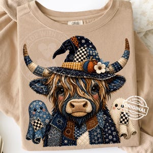 Denim patchwork Schotse hooglandkoe, Halloween PNG, heksenhoedgeesten, gewatteerd sublimatie shirt ontwerp downloaden