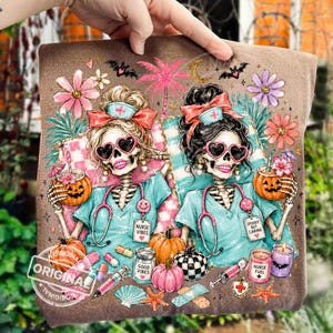 以下が含まれることがあります： ハロウィーンをテーマにした茶色の装飾用クッション。ハート型のサングラスとスクラブを着た2人のスケルトン看護師が描かれています。デザインにはカボチャ、花、コウモリ、そして「Nurse Vibes」と「Spooky but Caring」というテキストが含まれています。