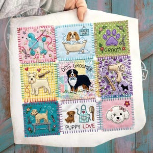 Puede incluir: Un tejido cuadrado blanco con nueve parches bordados con diseños de perros. Cada parche tiene un diseño diferente de raza de perro o relacionado con el aseo, como un caniche, un perro en una bañera y una huella de pata de perro. Los parches están cosidos con una puntada decorativa.