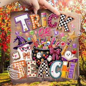 Könnte beinhalten: Eine beigefarbene Stoffoberfläche mit einer bunten Grafik und dem Text TRICK OR TEACH. Das Design zeigt ein Gespenst mit violettem Hut und rosa Brille, einen schwarzen Kessel voller Schulsachen, einen goldenen Sternenstab und Buchstabenwürfel.