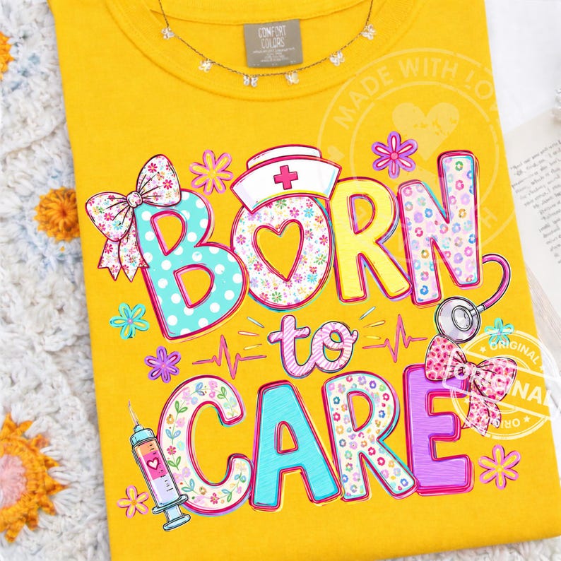 K&ouml;nnte beinhalten: Senfgelbes T-Shirt mit dem Schriftzug "BORN to CARE" in einem farbenfrohen, floralen Design. Das Design umfasst einen Krankenschwesterhut, ein Stethoskop, eine Spritze und Schleifen. Das T-Shirt hat einen Rundhalsausschnitt und kurze &Auml;rmel.
