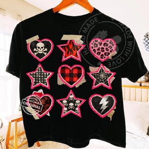 Può includere: Una tazza di ceramica bianca con manico nero e la scritta "But First, Coffee" in grassetto nero. La tazza è posta su uno sfondo sfocato, che suggerisce un'atmosfera accogliente.