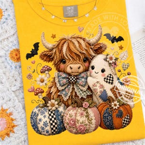 Peut inclure: Un t-shirt jaune moutarde avec une illustration détaillée d'une vache Highland poilue portant un nœud papillon à fleurs à côté d'un petit fantôme. Le motif comprend trois citrouilles à motifs, des champignons, des chauves-souris et des cœurs.