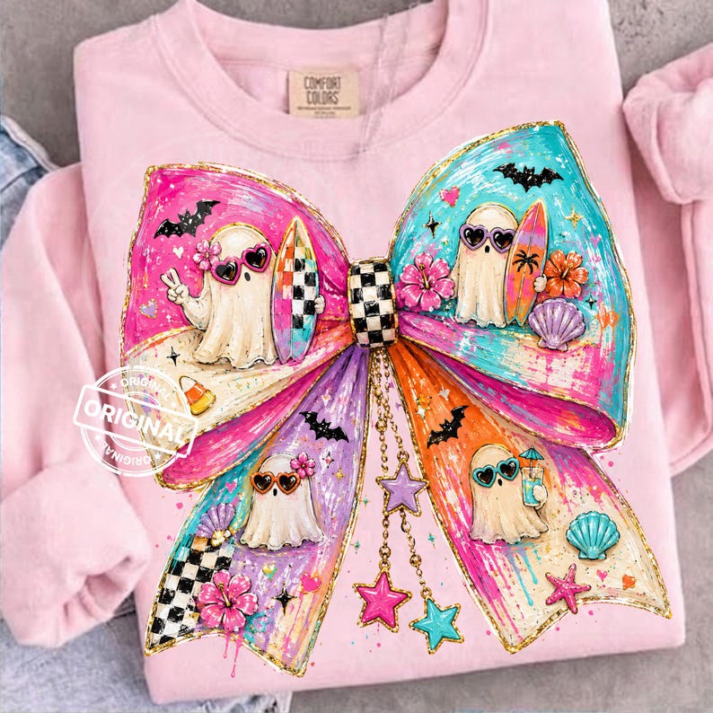 Pu&ograve; includere: Felpa rosa con un grande fiocco colorato. Il fiocco presenta fantasmi con occhiali da sole, tavole da surf e circondati da pipistrelli, fiori e conchiglie. La parola "ORIGINAL" &egrave; stampata sulla felpa.