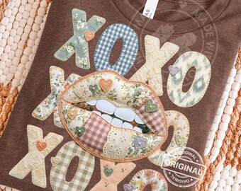 Diseño PNG de patchwork de labios XOXO estilo preppy cottagecore, letras de tela vintage, diseño de camisa coqueta de moda