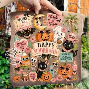 Pode incluir: Uma almofada decorativa castanha com tema de Halloween. A almofada apresenta várias ilustrações, incluindo um morcego, um fantasma, um gato preto, abóboras e o texto "Happy Summerween". O texto adicional inclui "Spooky but Sweet" e "Trick or Treat".
