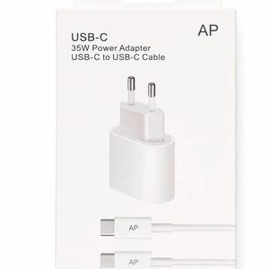 Può includere: Una scatola rettangolare bianca contenente un alimentatore USB-C da 35W e un cavo da USB-C a USB-C. La confezione riporta il testo USB-C 35W Power Adapter, USB-C to USB-C Cable e le lettere AP. L'adattatore ha due spinotti metallici per prese.