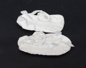 Vintage Satin Babyschühchen: Taufschuhe mit Bändchen (0-3 Monate) Made in Hong Kong