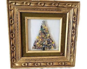 Cuadro decorativo vintage de árbol de Navidad con cuentas: decoración navideña enmarcada.